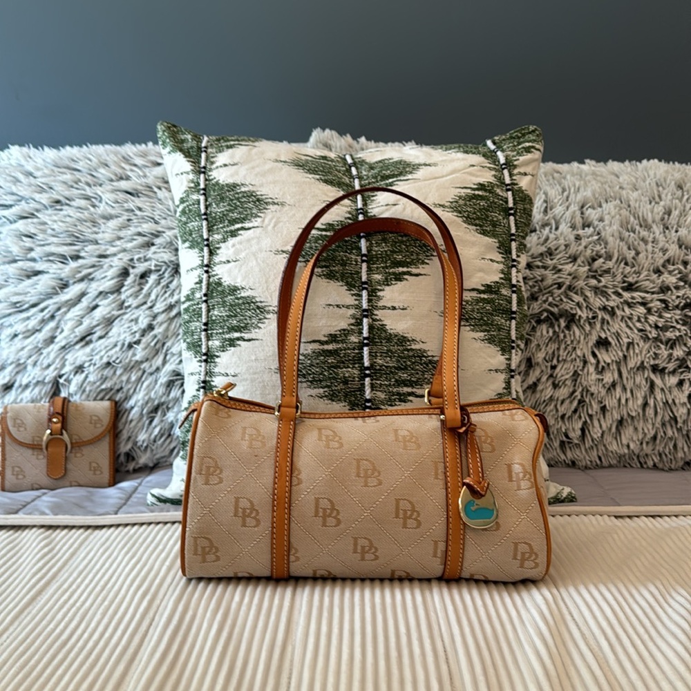 Dooney & Bourke Vintage Monogram Barrel Bag              ✨Fantastic Like New✨